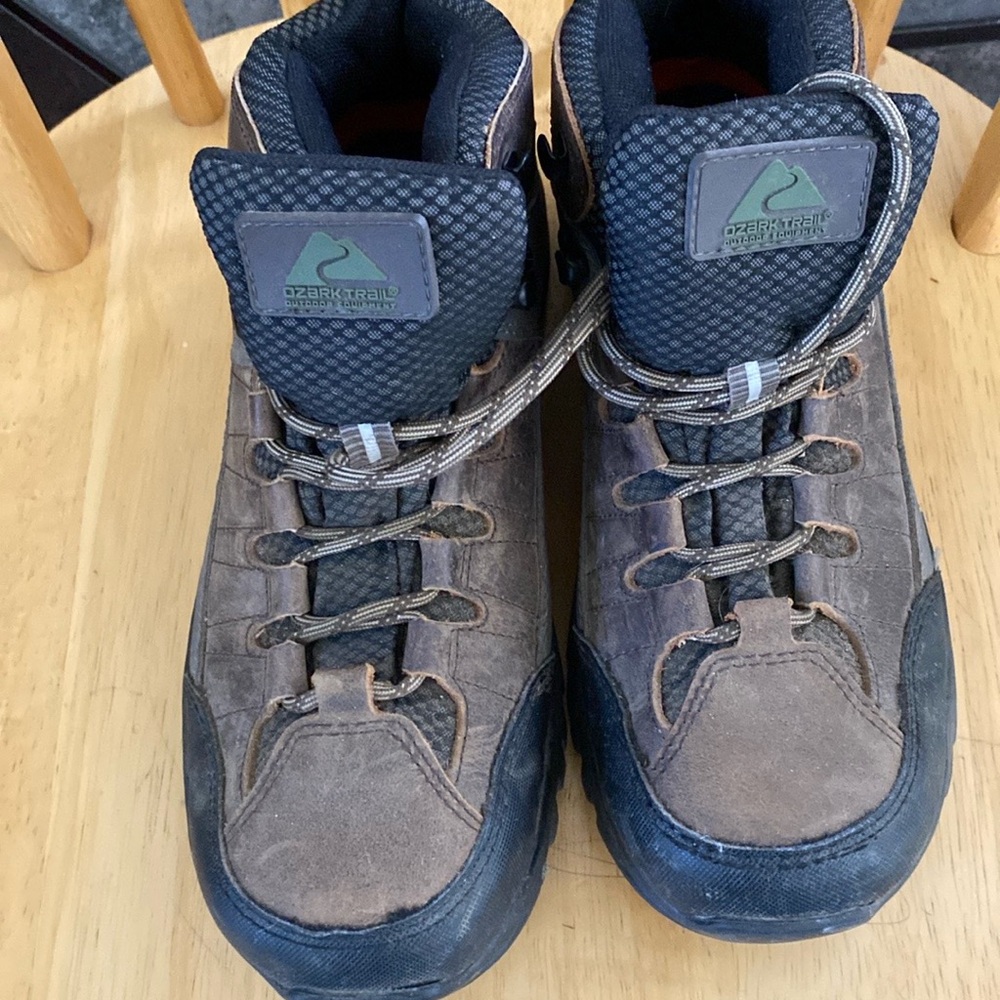 Men’s size 8 Ozark Trail hiking boots